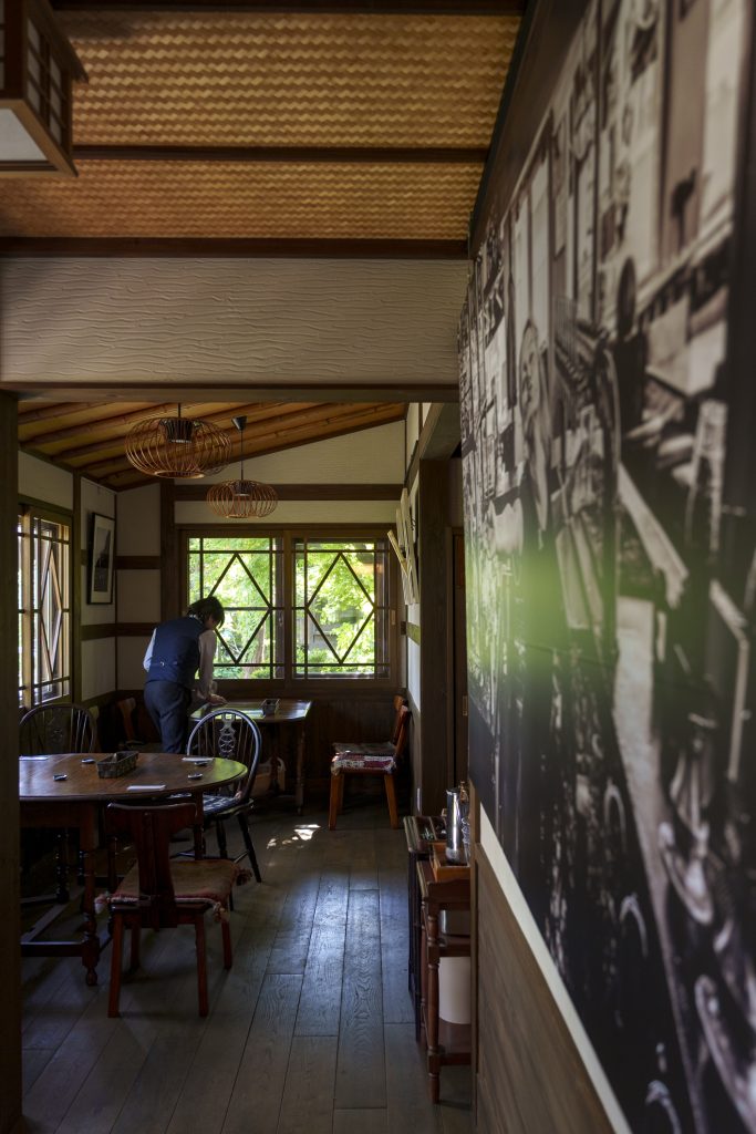 世界食堂の店内から見た写真展の展示風景